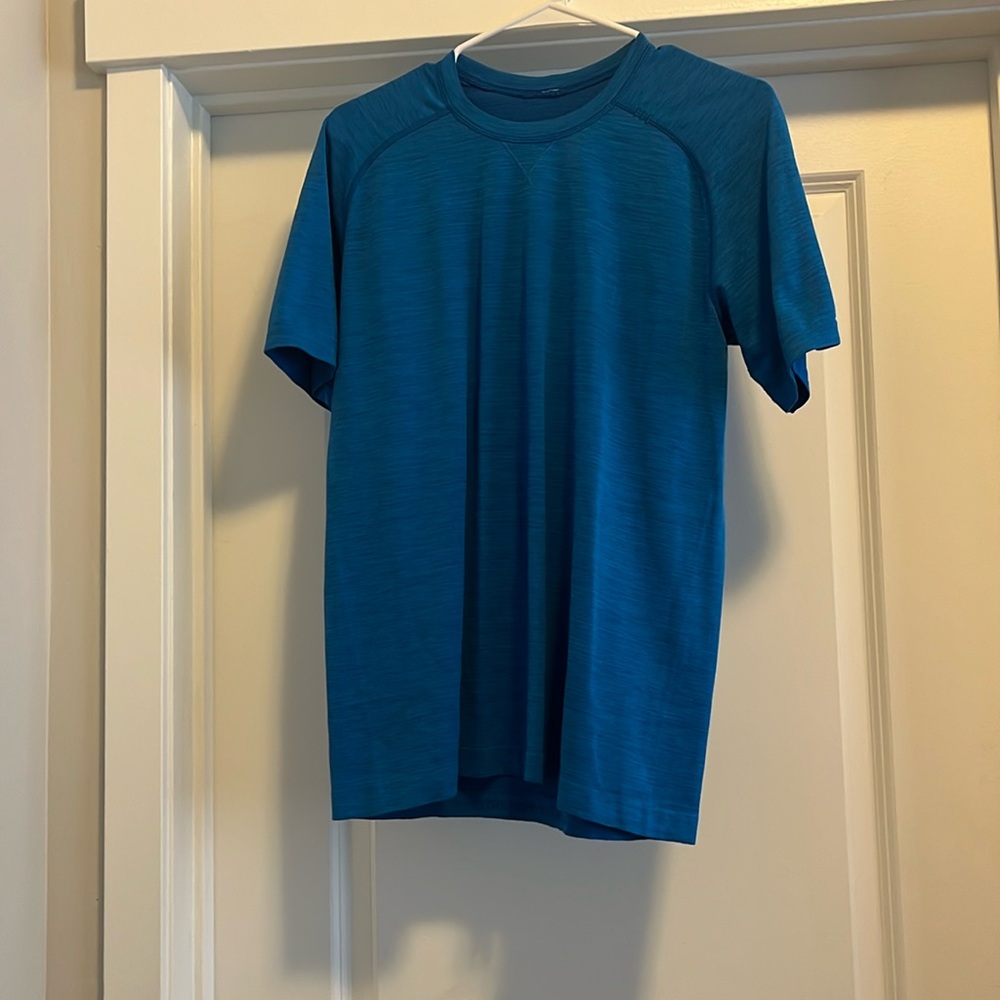 Men’s Lululemon shirt size M